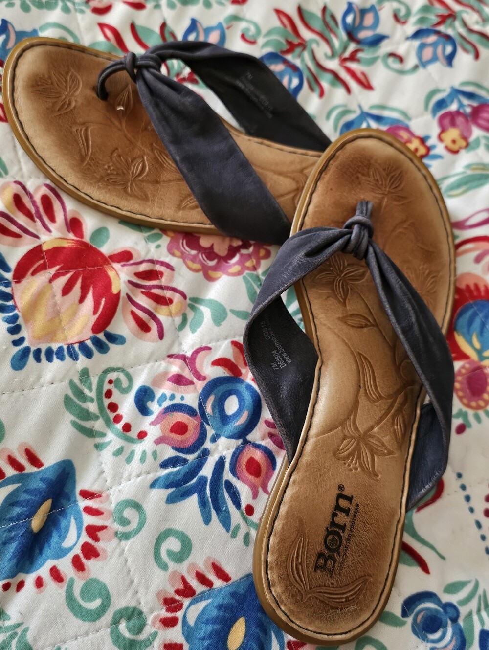 Born Leather Thong Sandals Women's Size 7 Navy Blue Floral Embossed Footbed D668